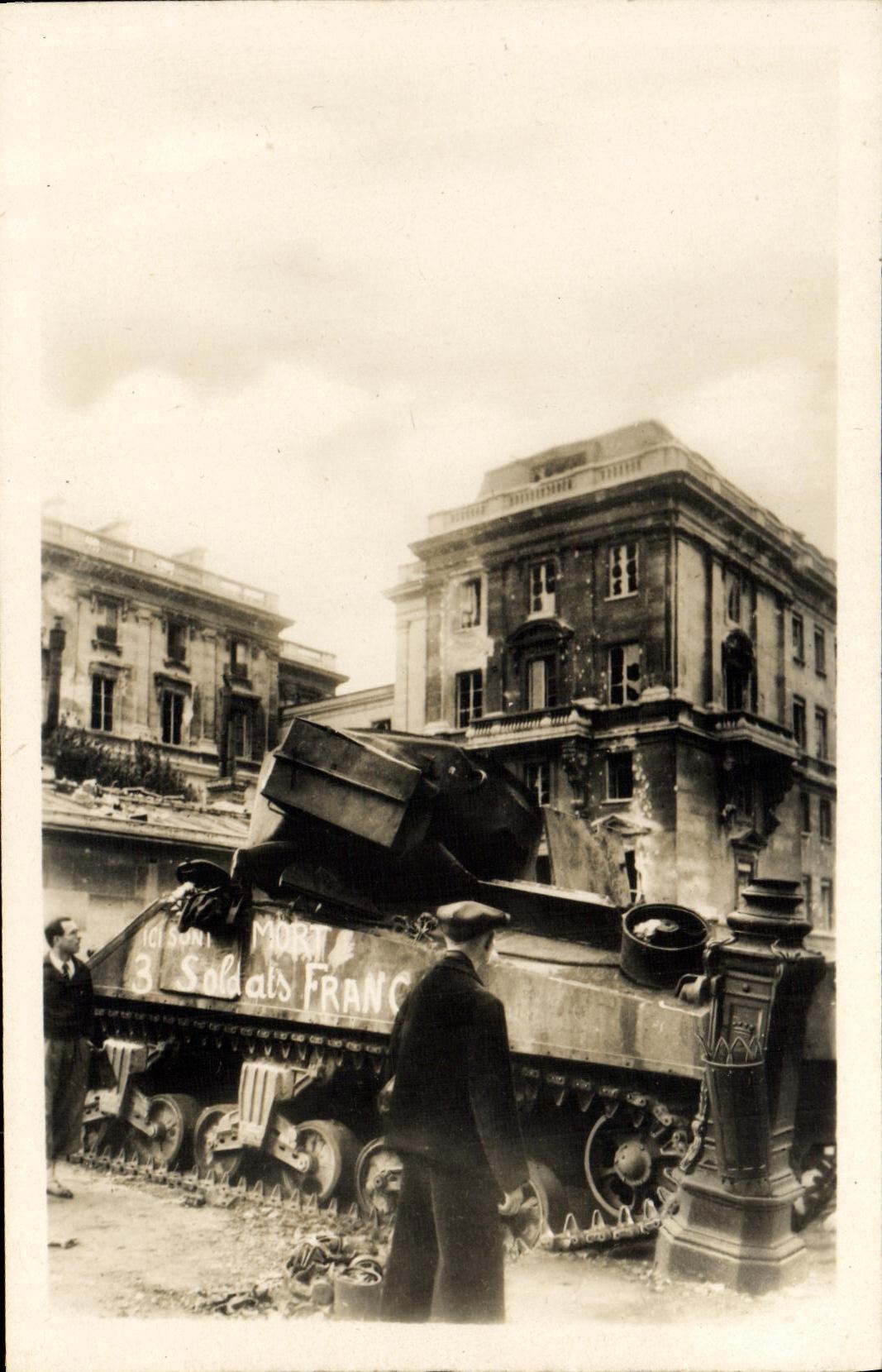 CPM Militaria 2eme guerre mondiale Liberation de Paris Au quai d'Orsay Tank