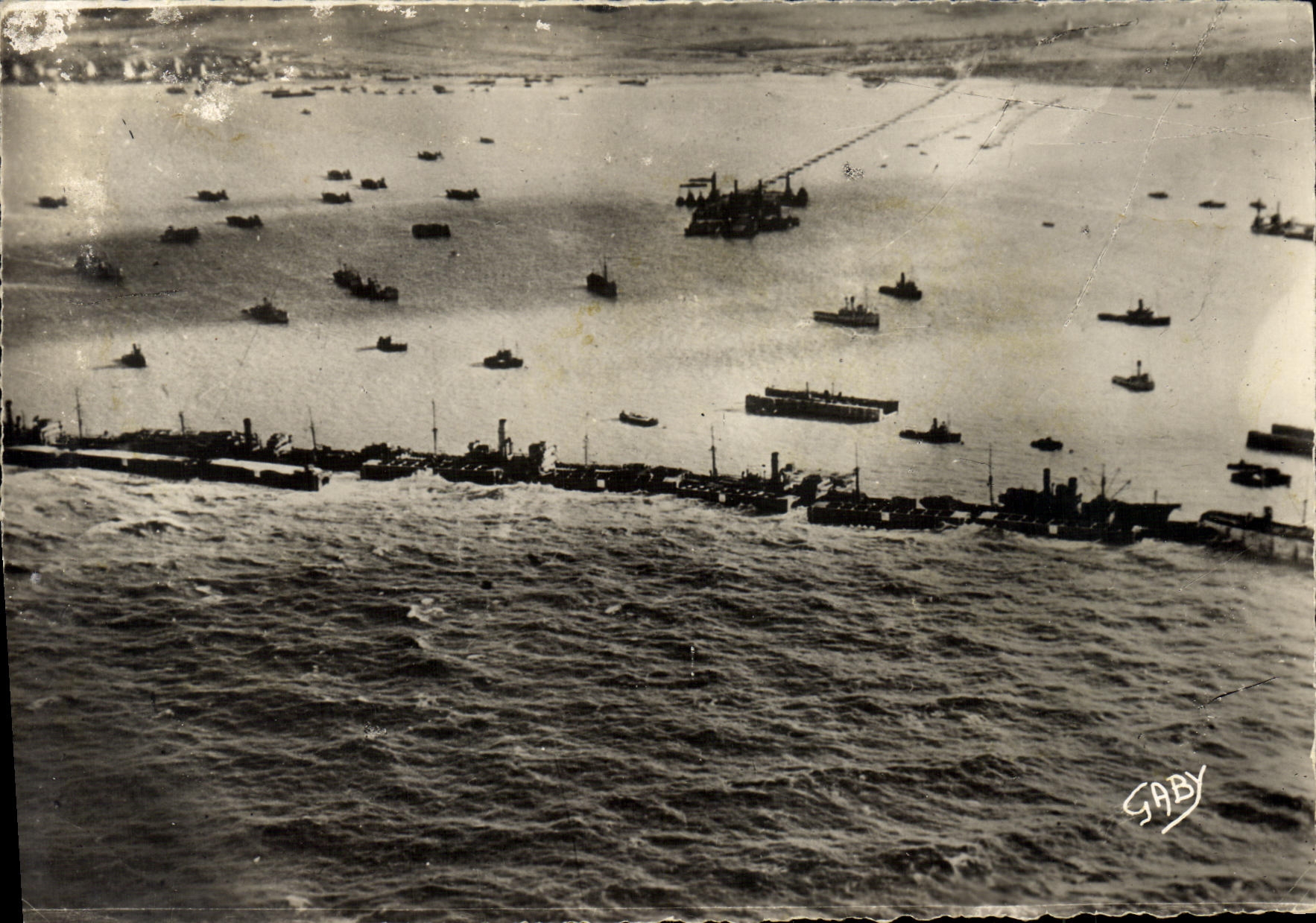 CPM Militaria 2eme guerre mondiale Debarquement en Normandie Vue aerienne du port artificiel Winston Arromanches