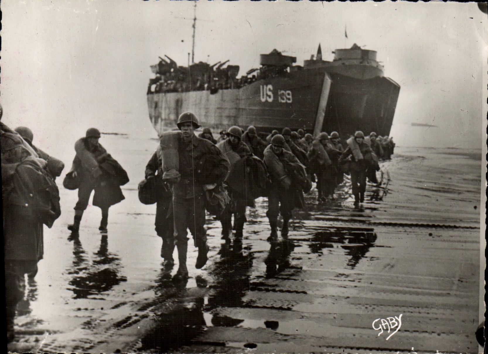 CPM Militaria 2eme guerre mondiale Debarquement de Normandie Le ravitaillement des allies