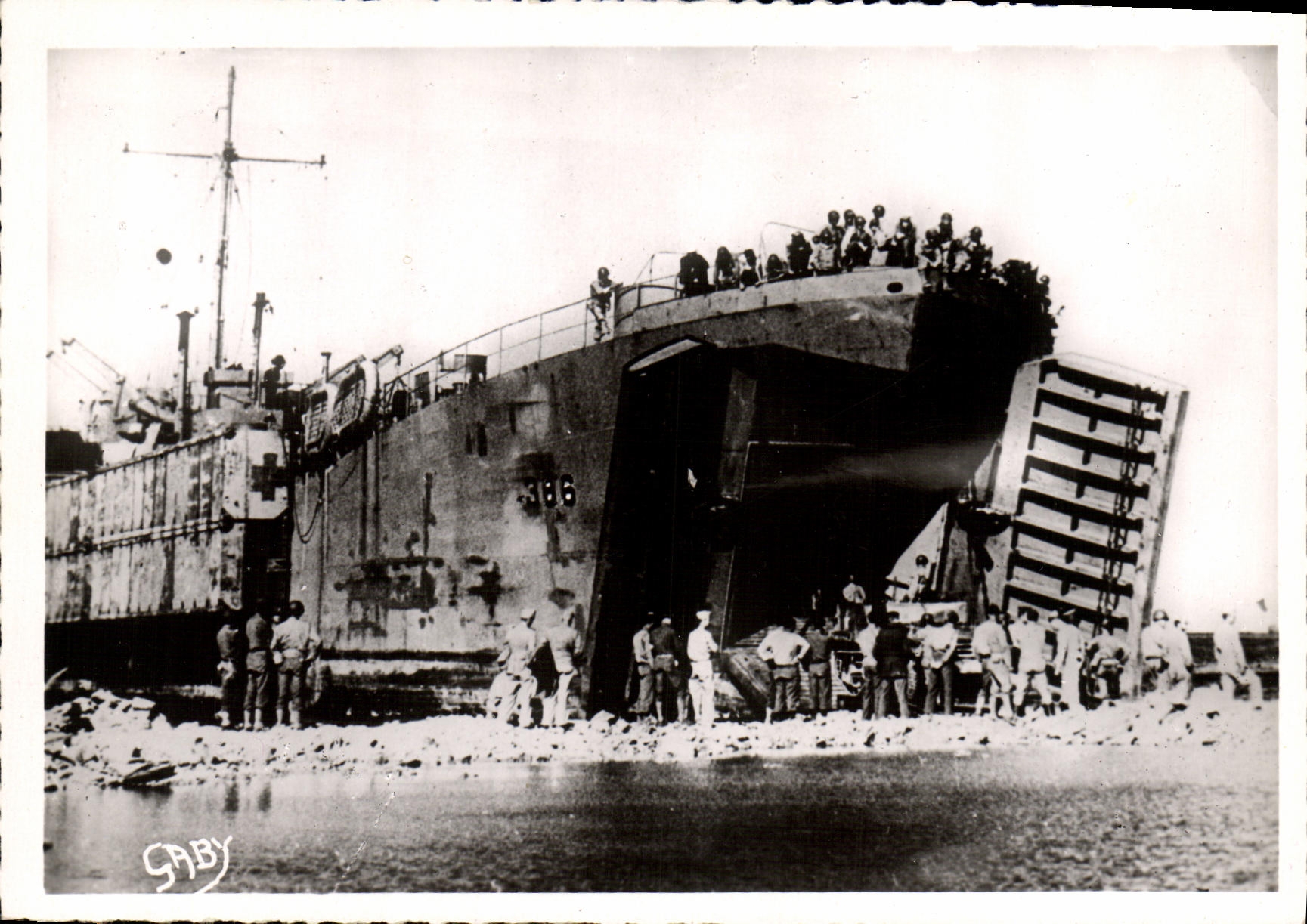 CPM Militaria 2eme guerre mondiale Debarquement de Normandie L'equipe de debarquement appaorte avec elle sa propre jetee