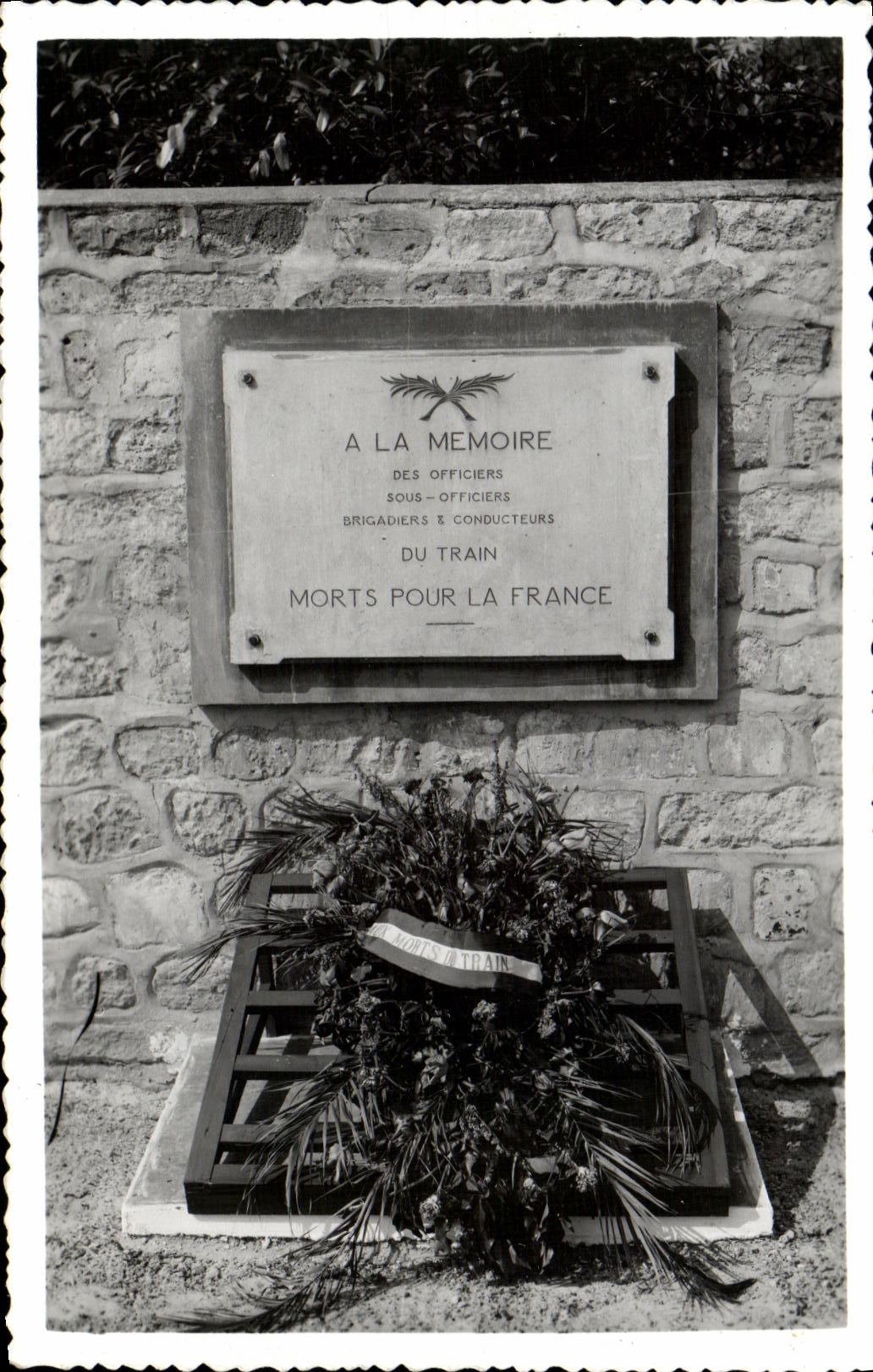 CPM Militaria 2eme guerre mondiale Gerbe Memoire des morts pour la France Train