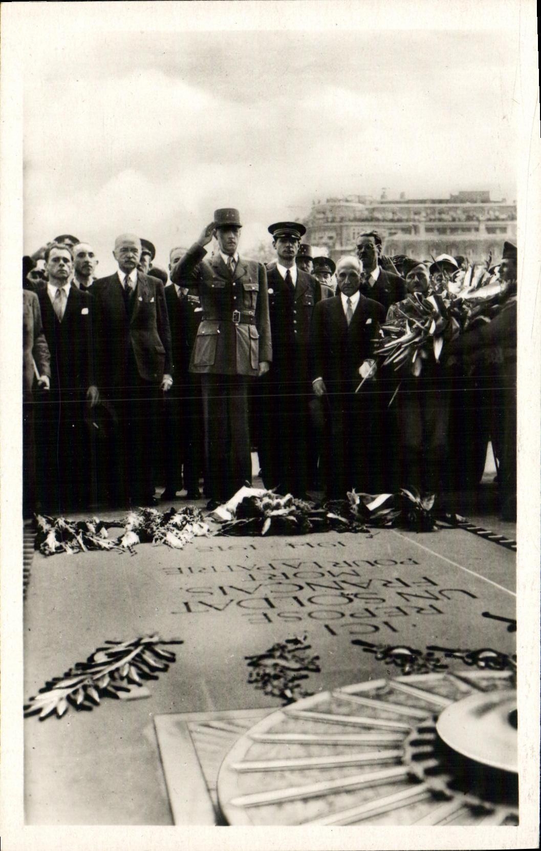 CPM Militaria 2eme guerre mondiale Liberation de Paris Le general de Gaulle devant la dalle sacree du soldat inconnu