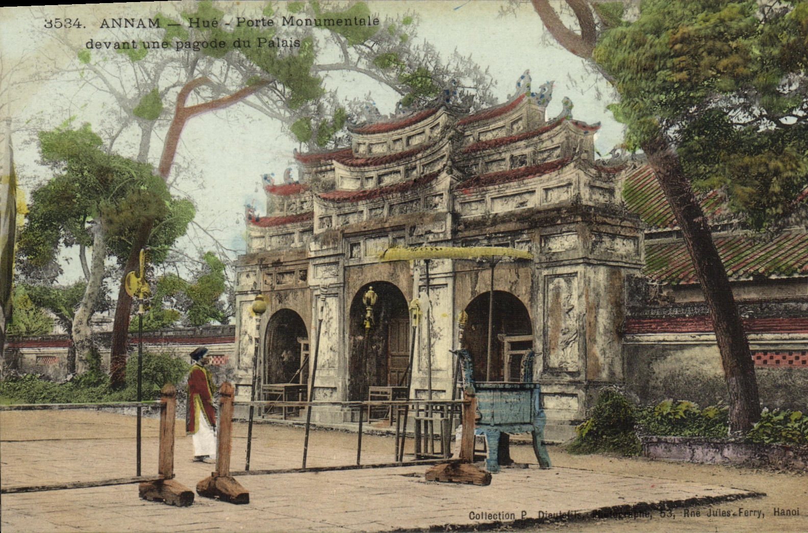 VINTAGE POSTCARD Indo-China annam Hoots monumental Gate in front of a pagoda of the palate