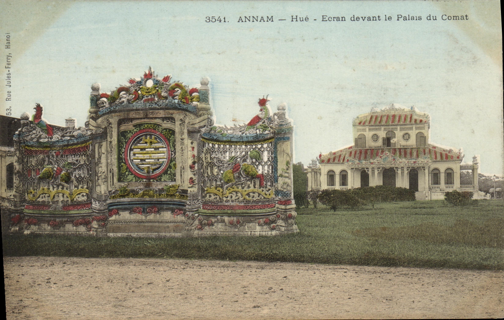 VINTAGE POSTCARD Indo-China Annam Hoots Screen in front of the palate of Comat