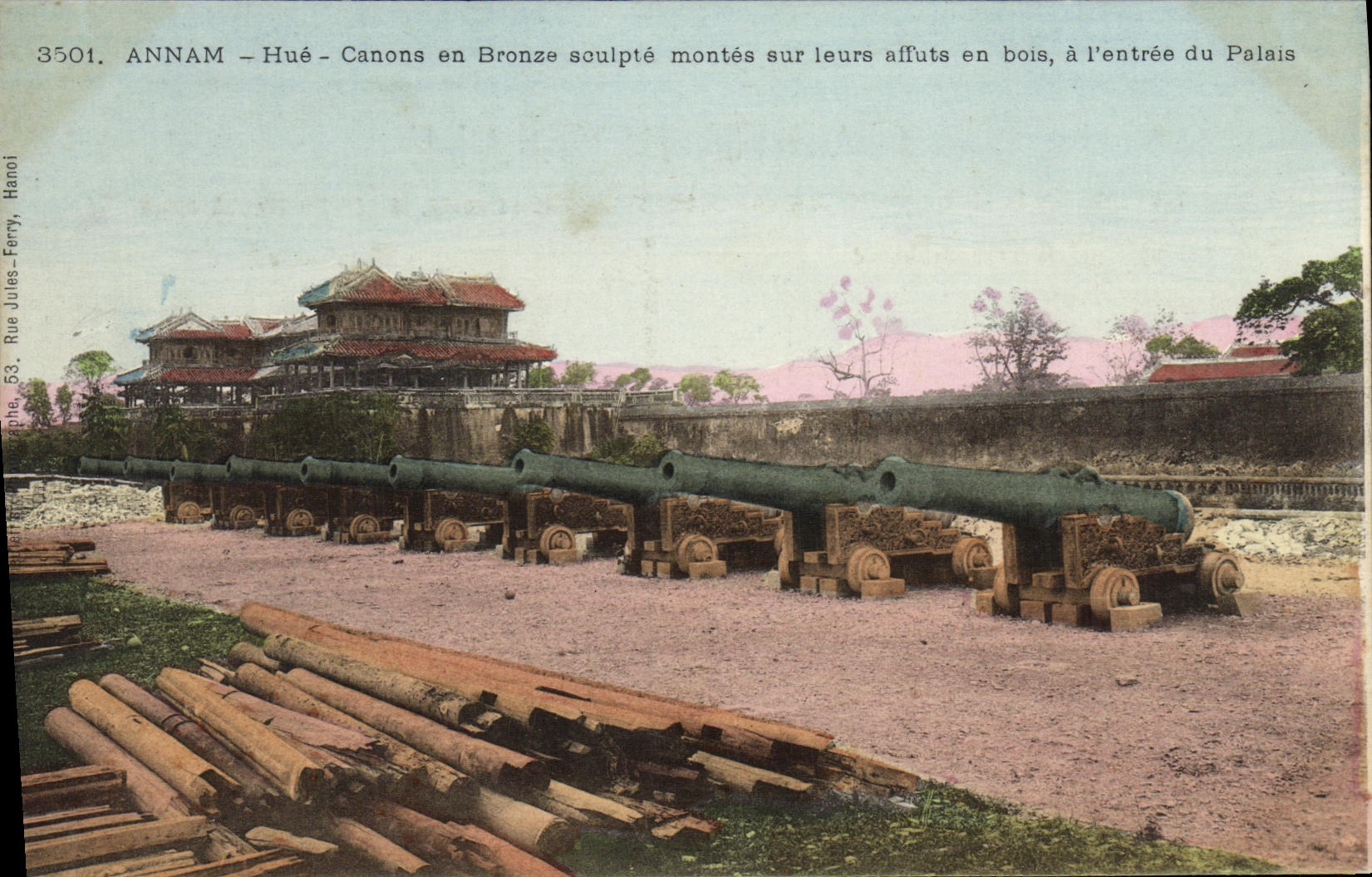 CPA Indochine Annam Hue Canons en bronze sculte montes sur leurs affuts en bois a l'entree du palais
