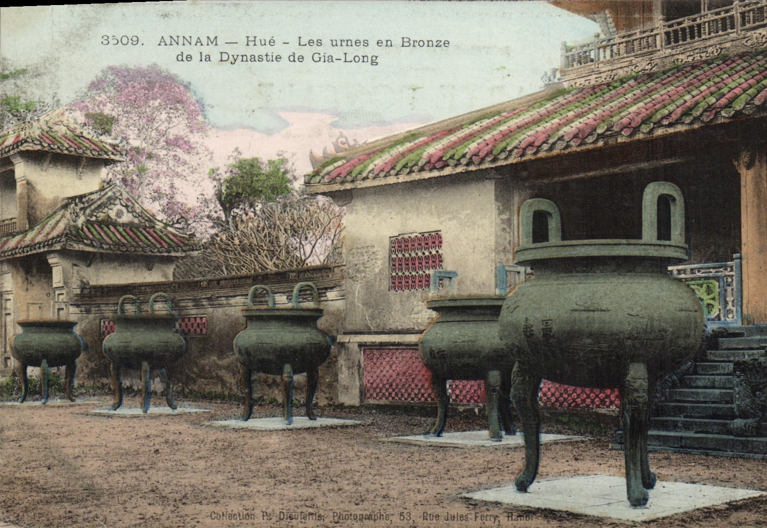 CPA Indochine Annam Hue Les urnes de bronze de la dynastie de Gia long 