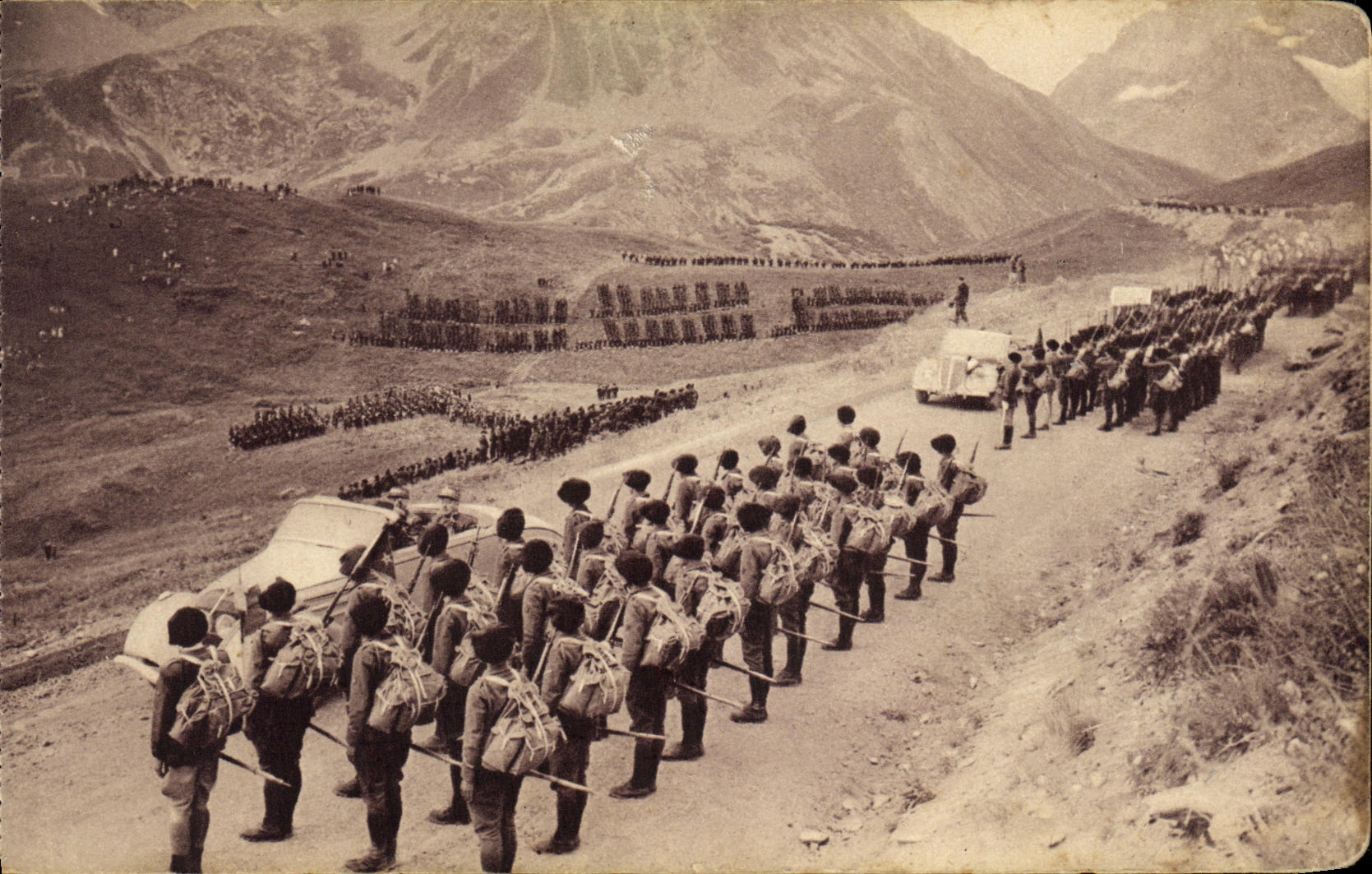 CPA Militaria Manoeuvres du Galibier 1938 La revue finale
