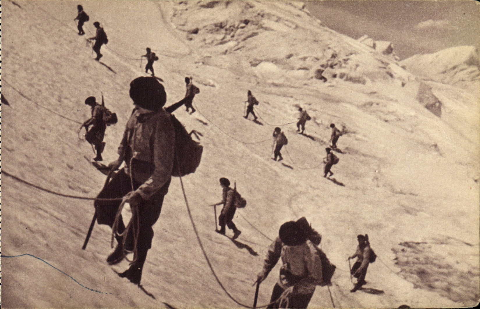 CPA Militaria Manoeuvres en haute montagne