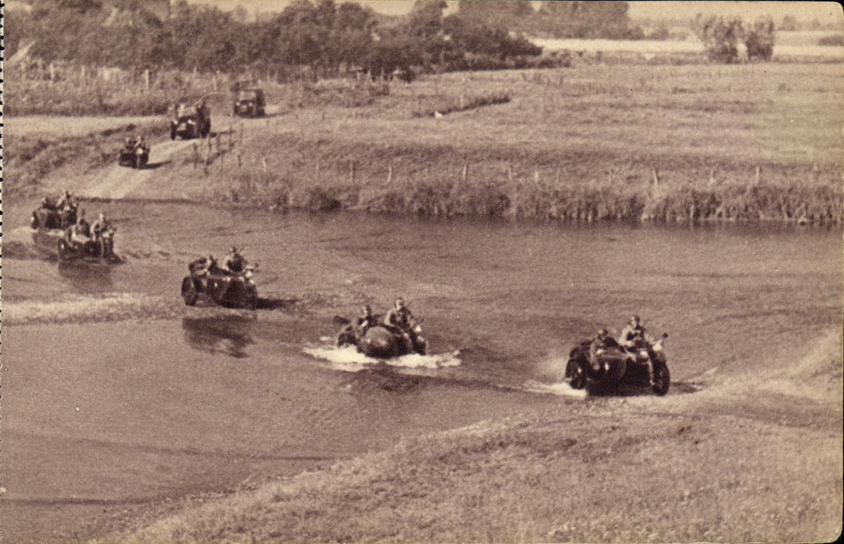 Bici del motor del grupo de Militaria de la POSTAL de la VENDIMIA que pasa un vado