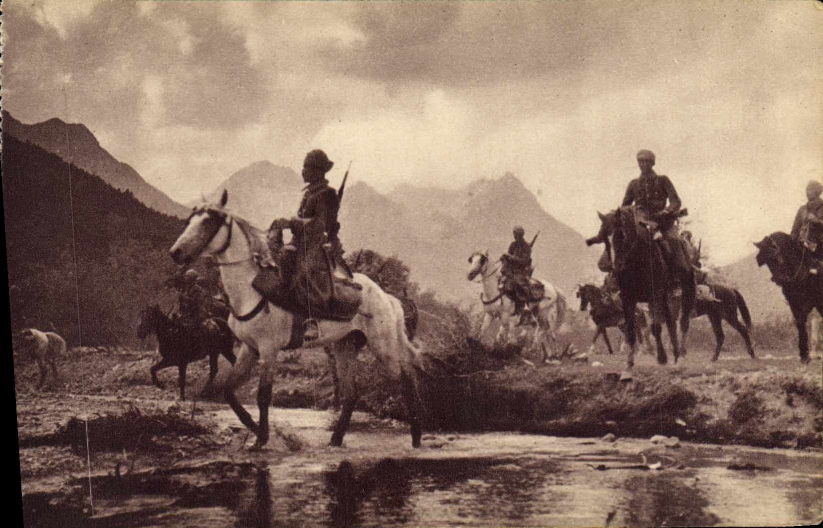 VINTAGE POSTCARD Militaria Spahs in recognition Horses