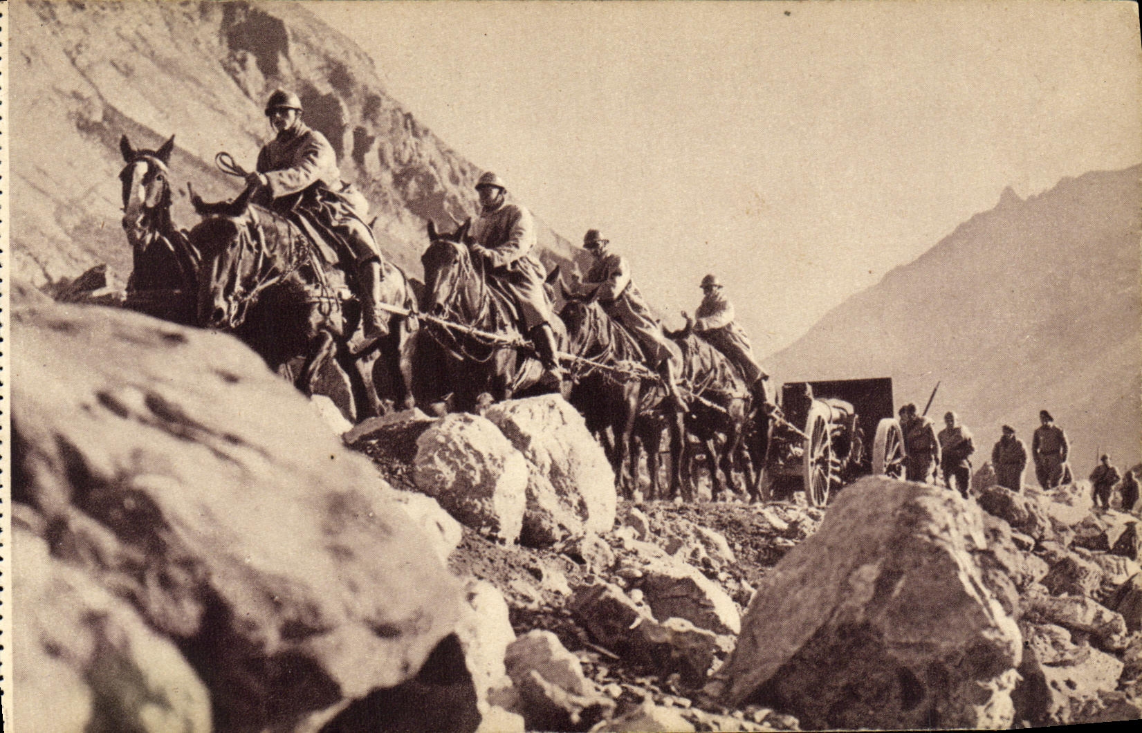 CPA Militaria A la recherche d'une position de batterie en montagne