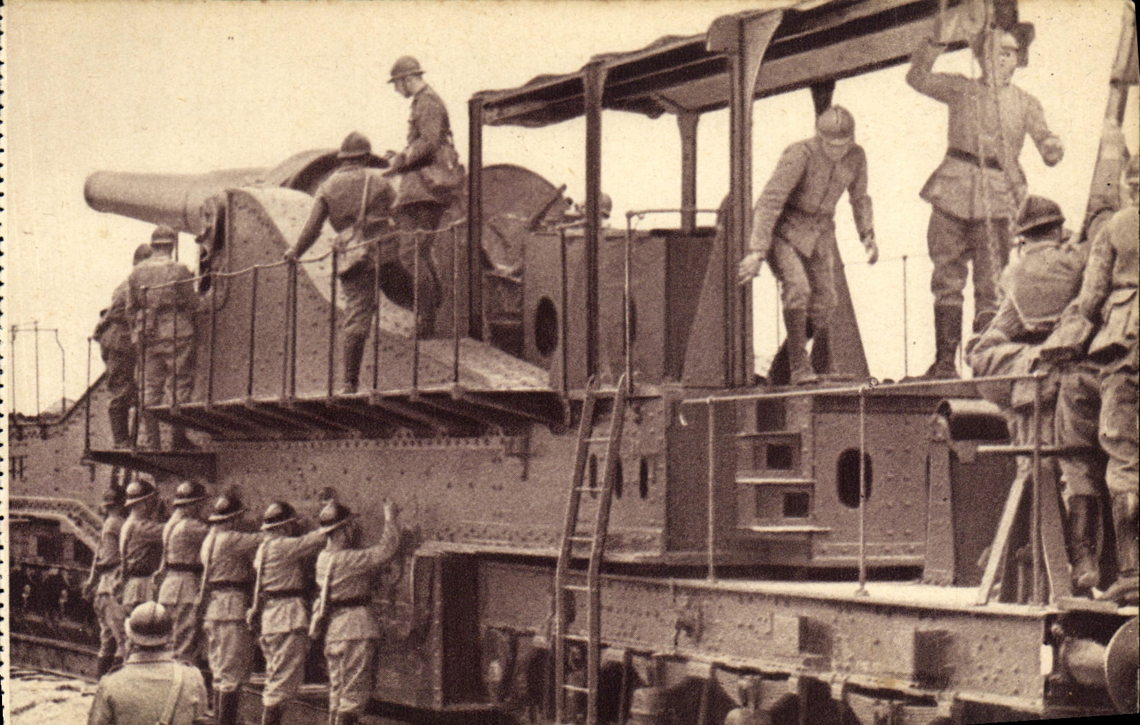 CPA Militaria Artillerie lourde sur voie ferre