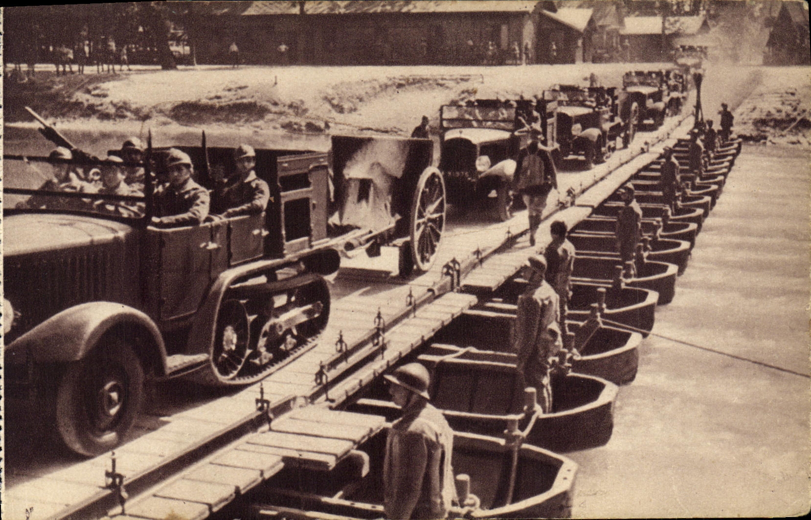 CPA Militaria Pont de bateaux 