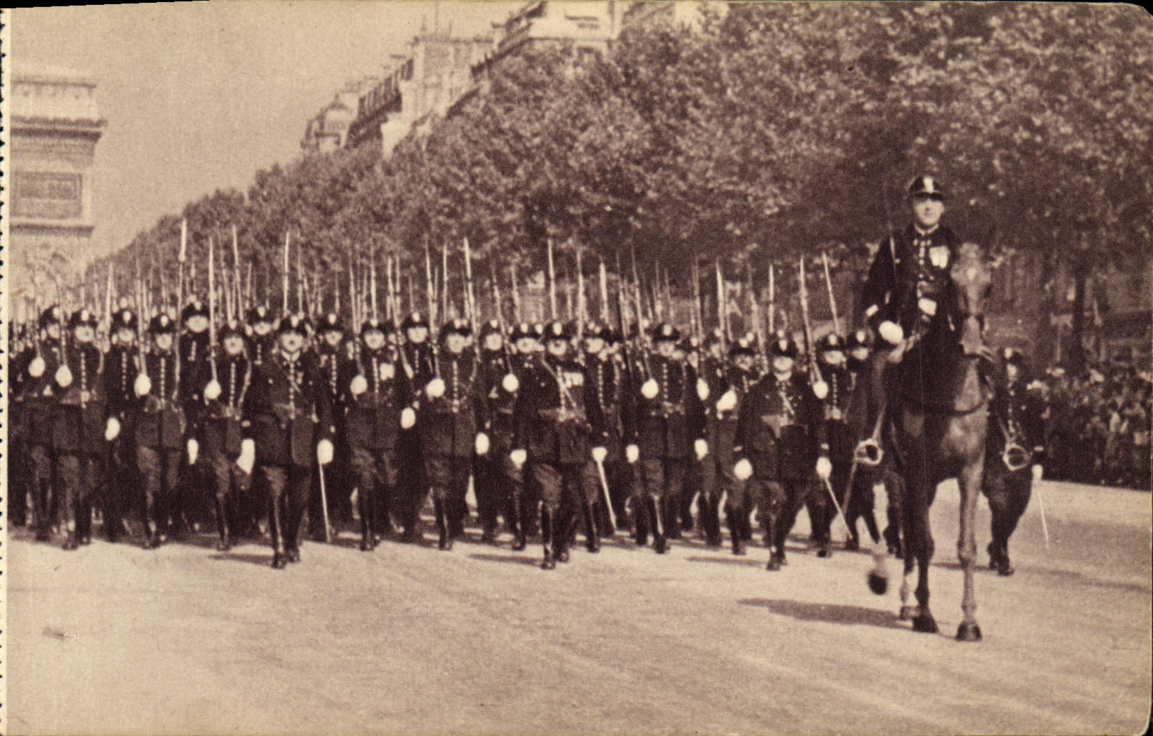 CPA Militaria Garde republicaine mobile