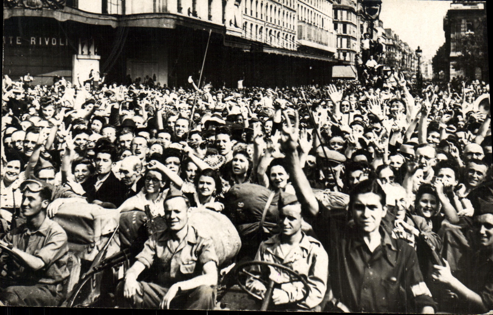 VINTAGE POSTCARD Militaria August 26th, 1944 crowd acclaiming general de Gaulle places town hall