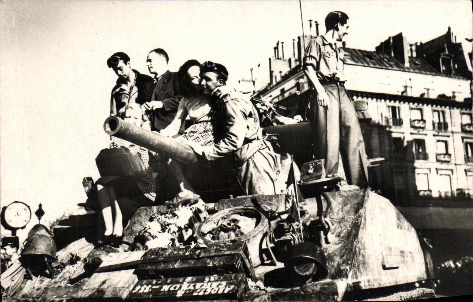 VINTAGE POSTCARD Militaria the reception of Parisian with the soldiers of Leclerc