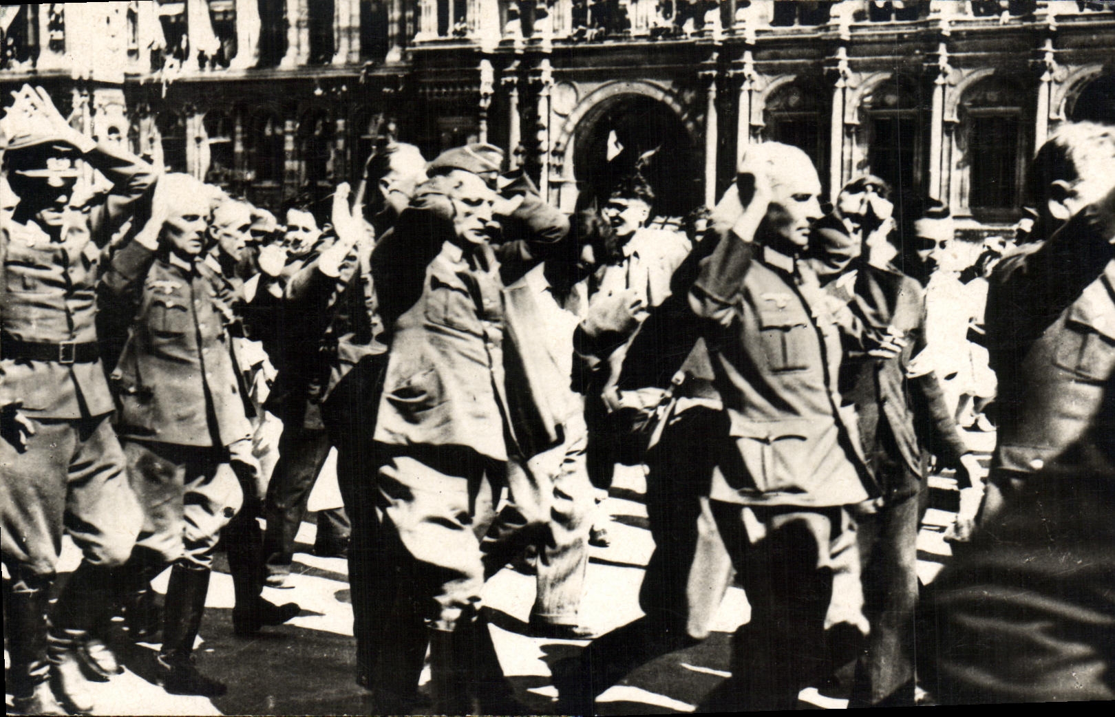 CPA Militaria Officiers allemands faits prisonniers Place de l'Opera diriges vers l'hotel de ville Paris