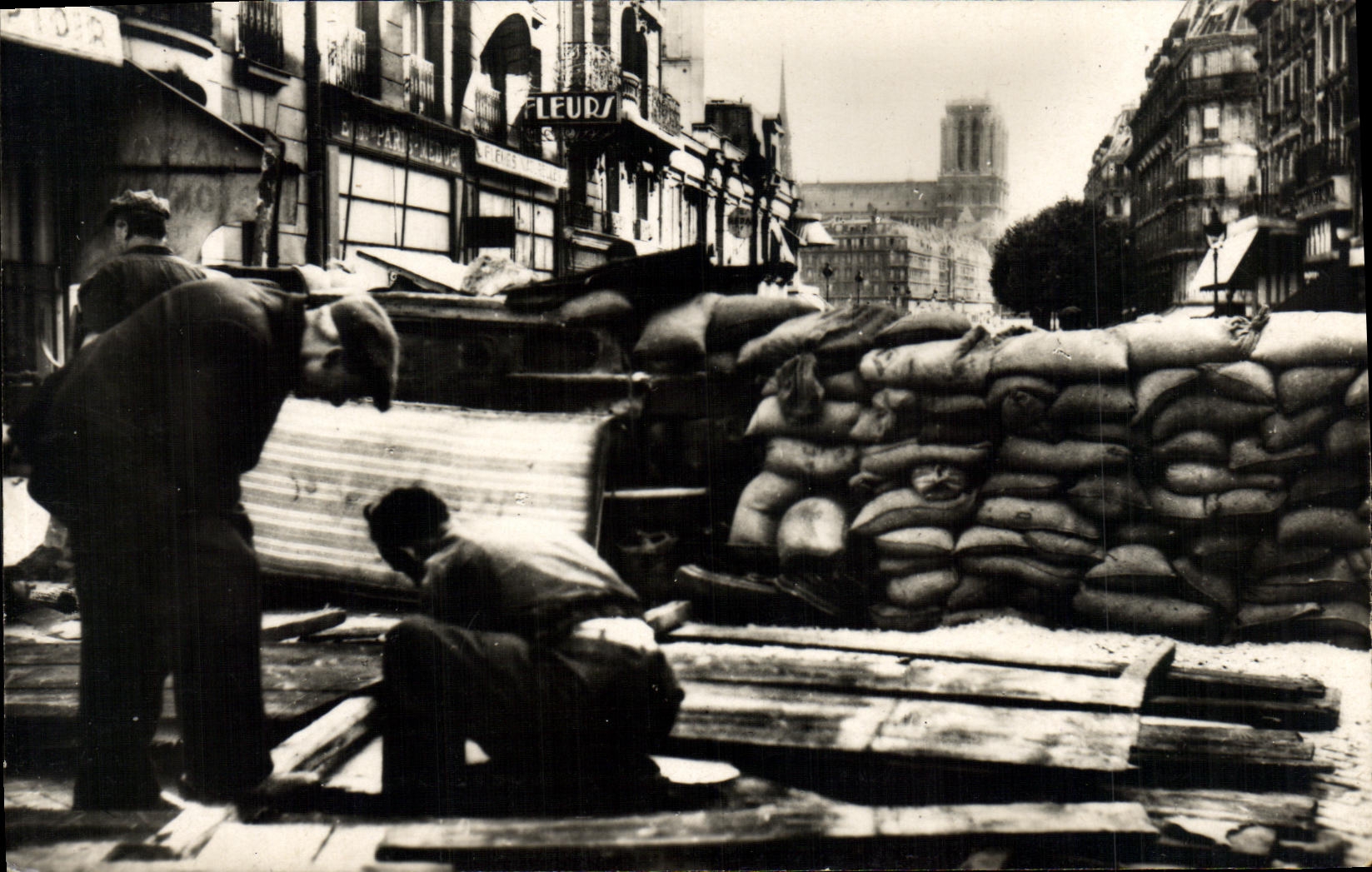 VINTAGE POSTCARD Militaria a barricade with the accesses of the Paris Prefecture
