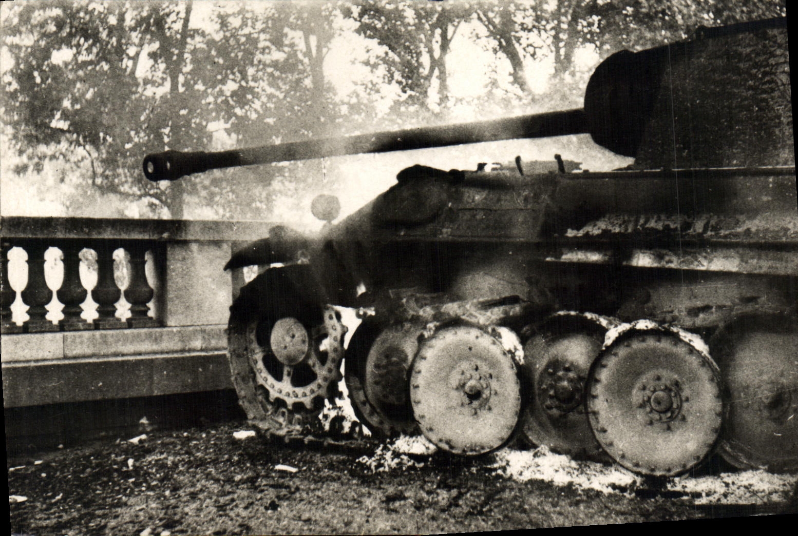 CPA Militaria Au cours d'un combat avec l'armee Leclerc un Tigre brule dans les Tuileries Paris Tank