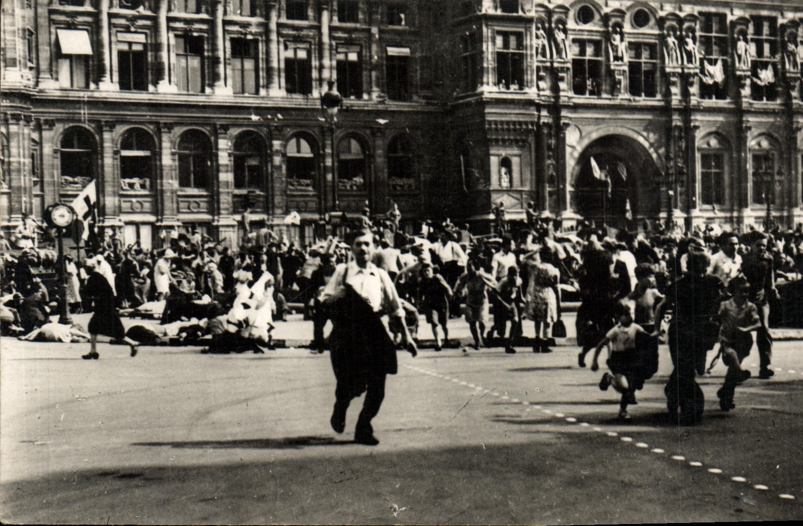 VINTAGE POSTCARD Militaria August 26th, 1944 Of the traitors shoot loosely at crowd places Town hall