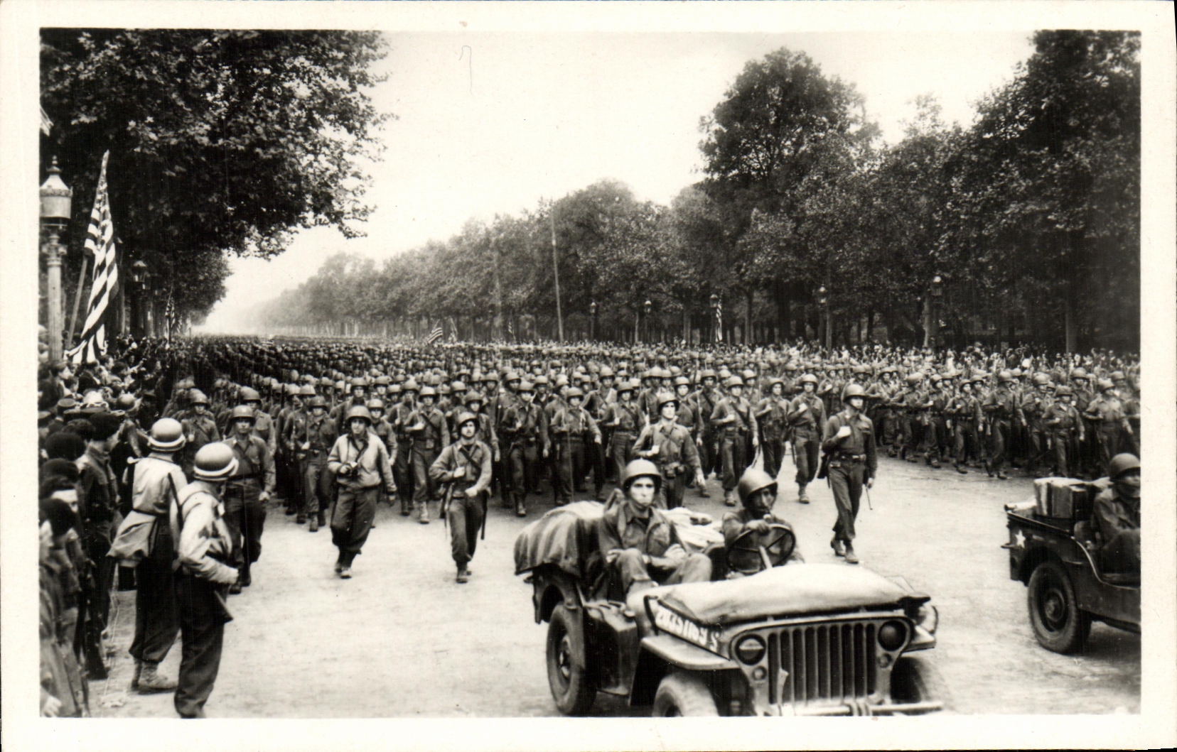 VINTAGE POSTCARD Militaria Release of Paris American Infantry ravelled at the Champs Elysées