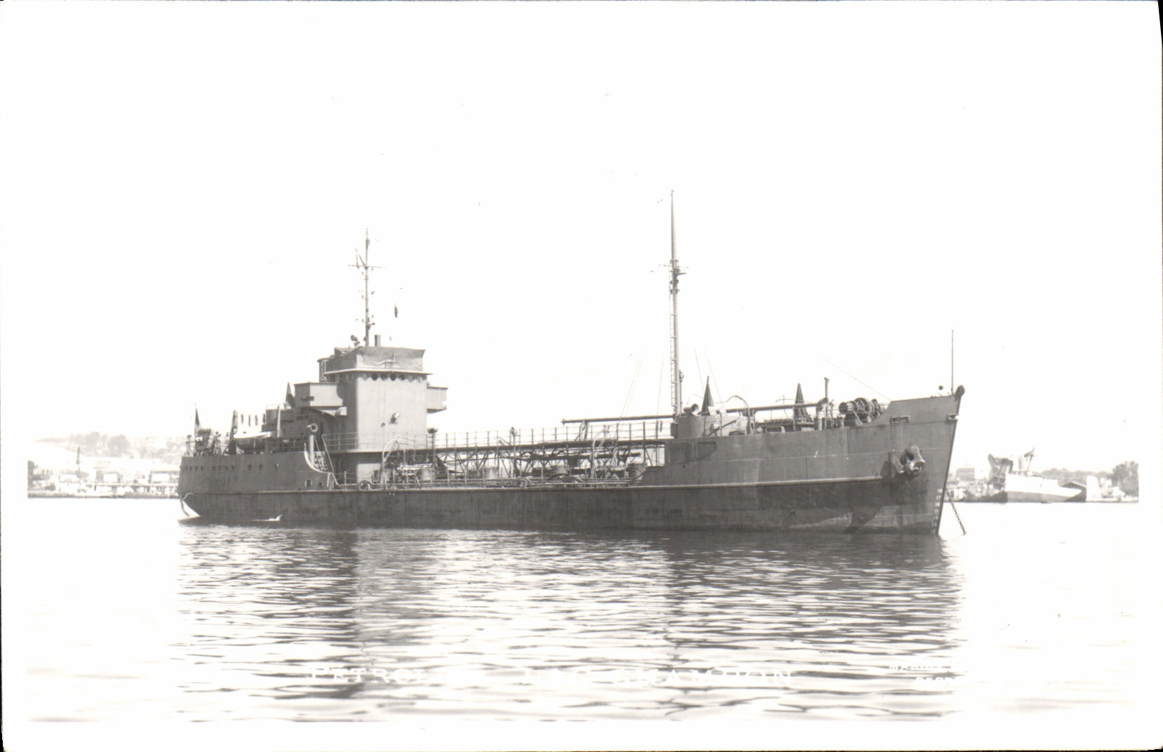 CPA Bateau Petrolier lac Chambon