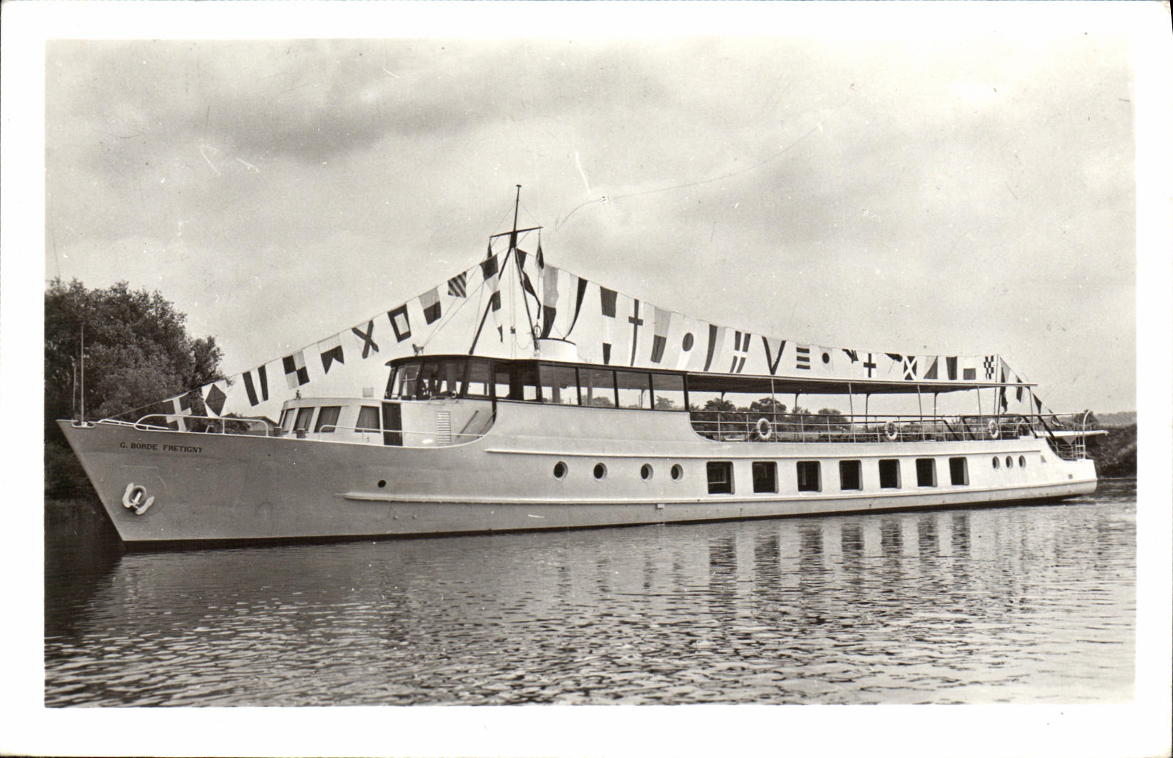 CPA Bateau Borde Fretigny Paris