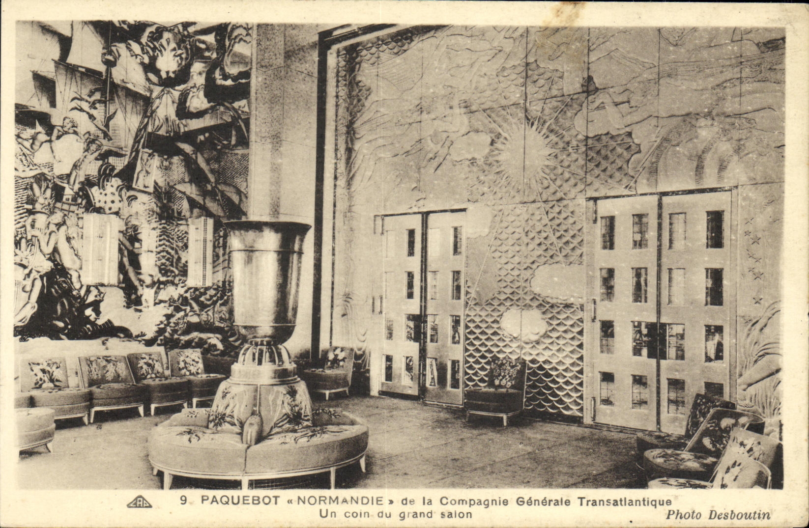CPA Bateau Interieur du Paquebot Normandie de la Compagnie Generale Transatlantique Un coin du grand salon