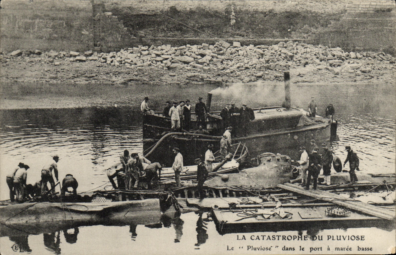 VINTAGE POSTCARD Bateau Catastrophe of Pluviose Plviose in the port has low tide