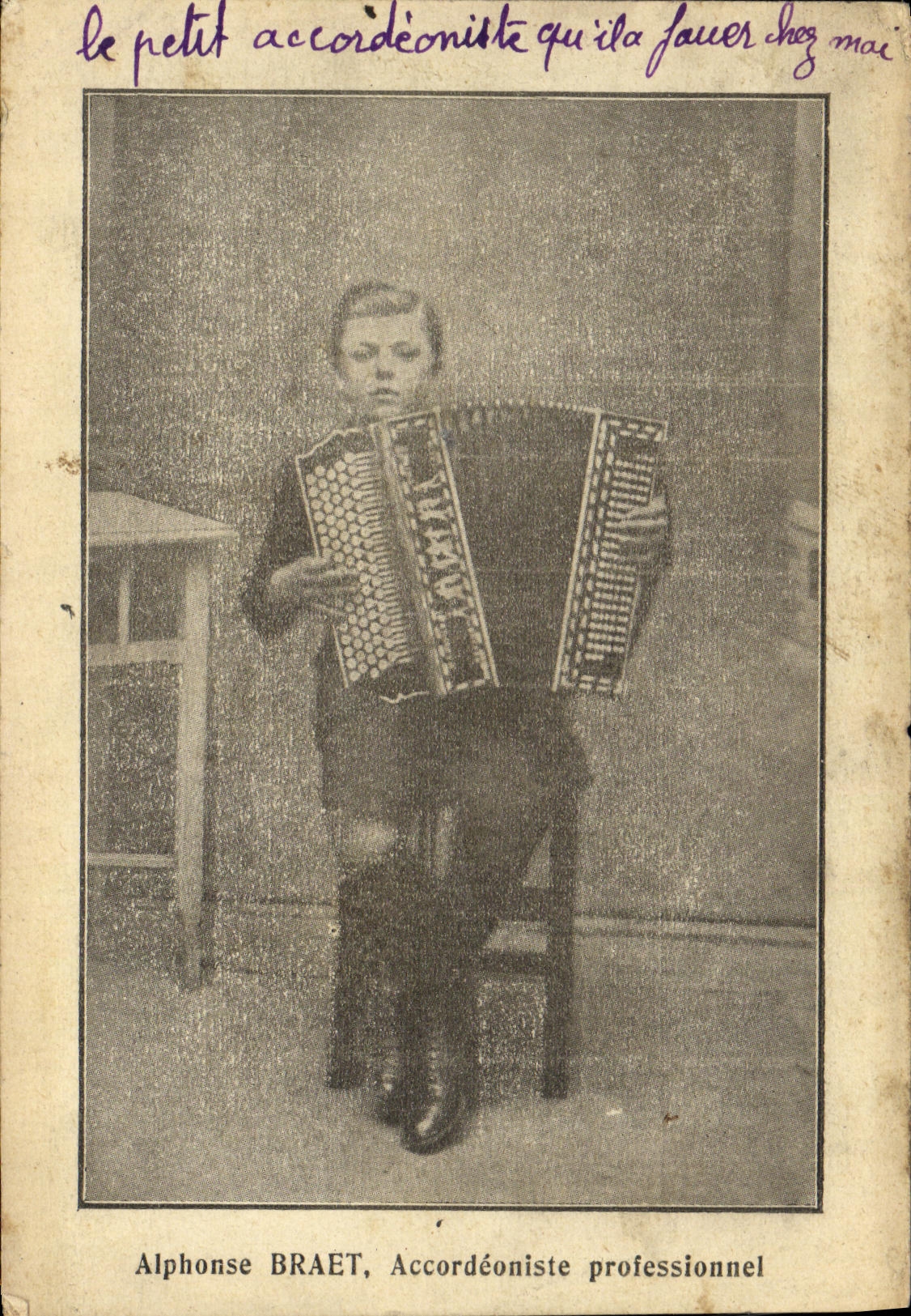 Acordión profesional del acordeonista de Alfonso Braet de la POSTAL de la VENDIMIA