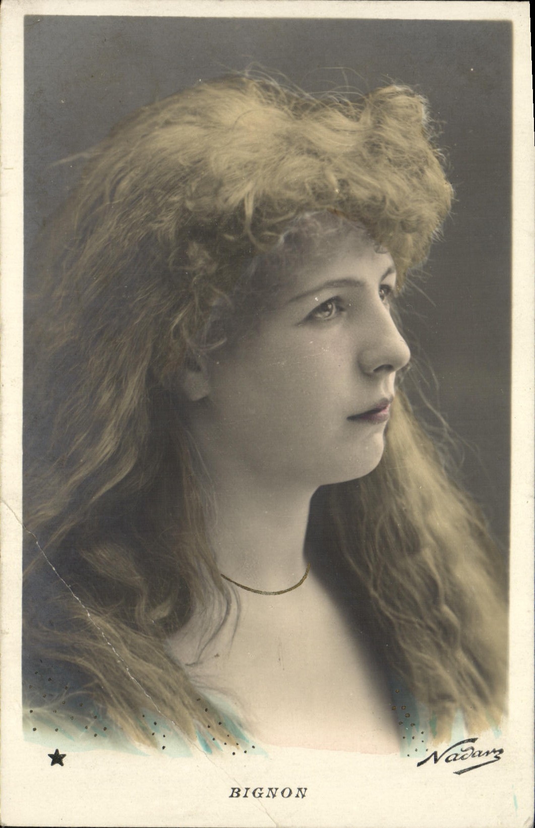 Mujer del teatro de la POSTAL de la VENDIMIA Niza