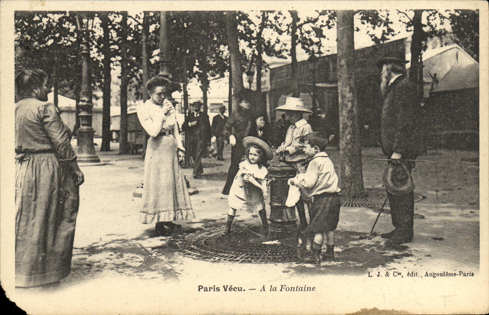 CPA Paris Vecu a la fontaine enfants TOP