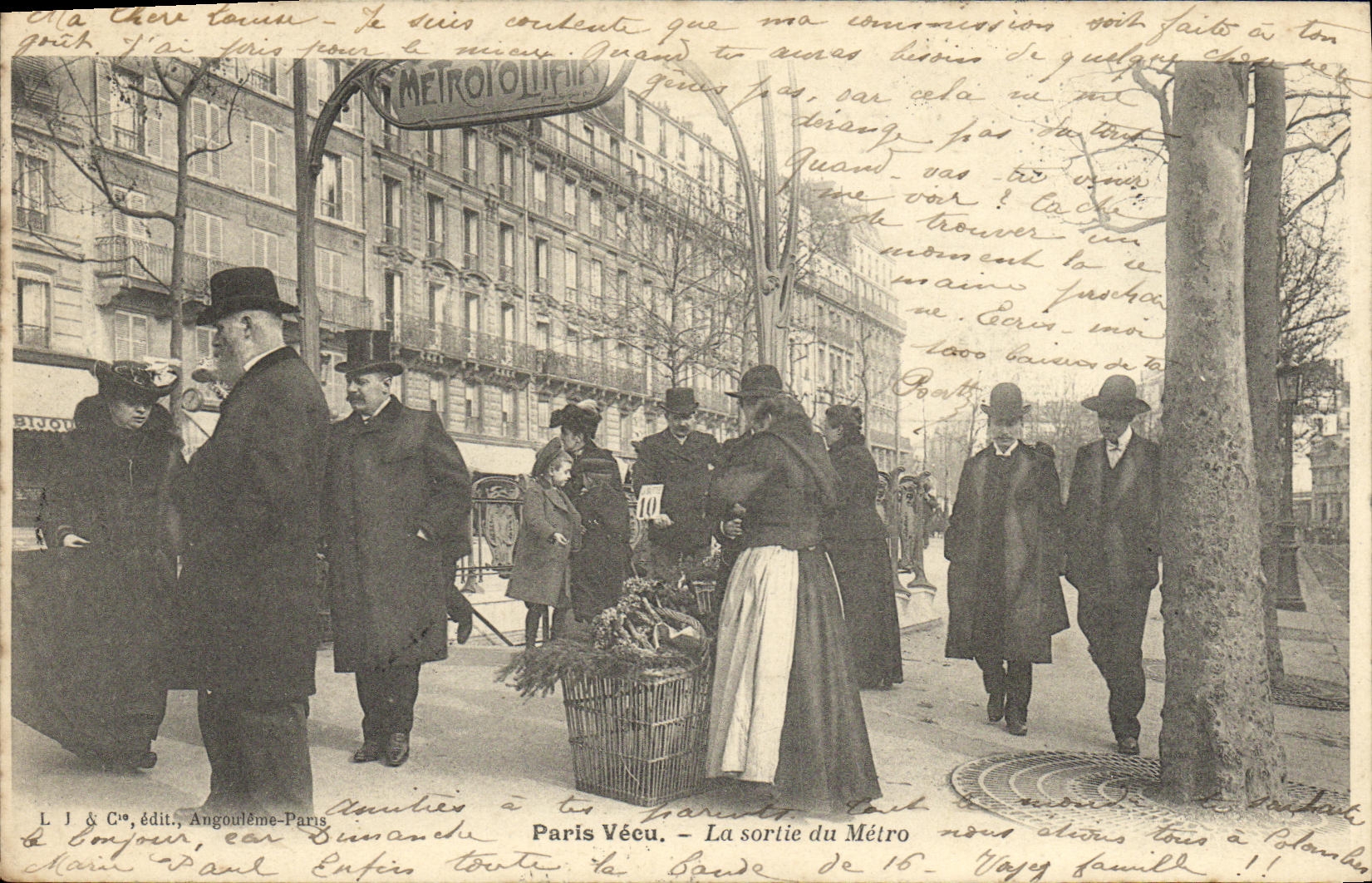 CPA Paris Vecu La sortie du Metro TOP