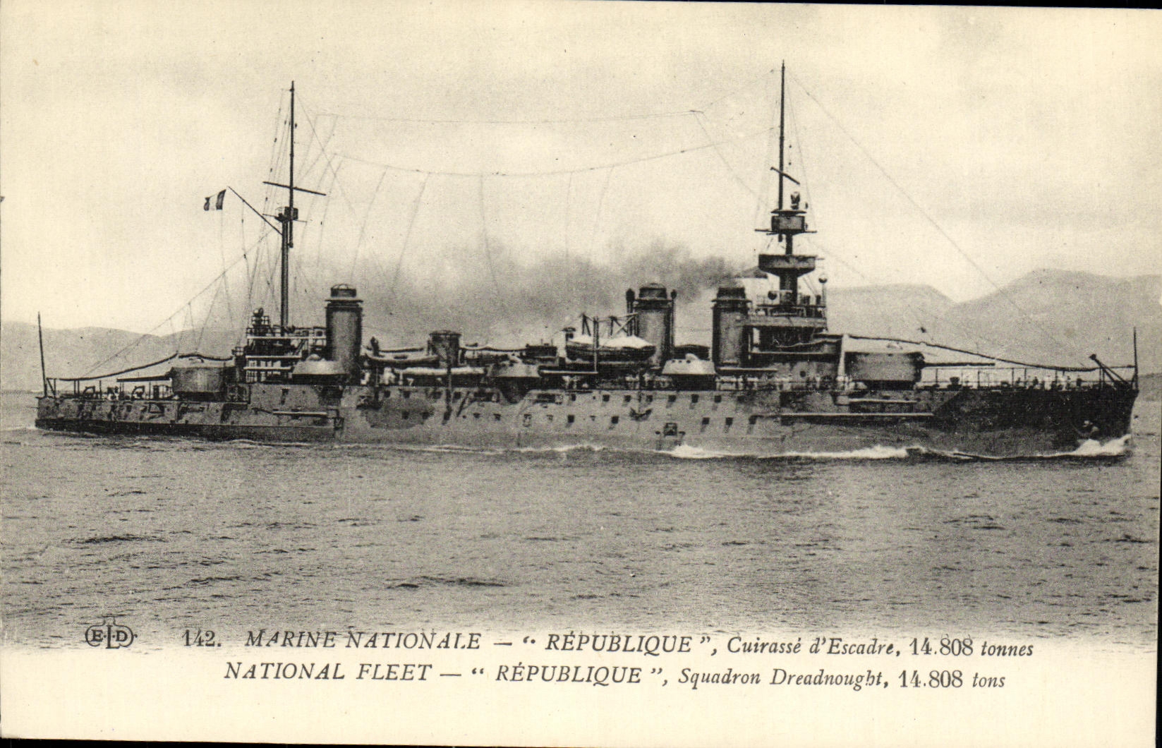 VINTAGE POSTCARD Bateau Republic Armours squadron