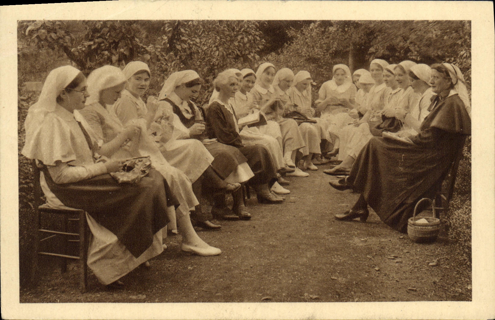 VINTAGE POSTCARD Paris House of the Deaconesses Street of Ruilly raised with the garden