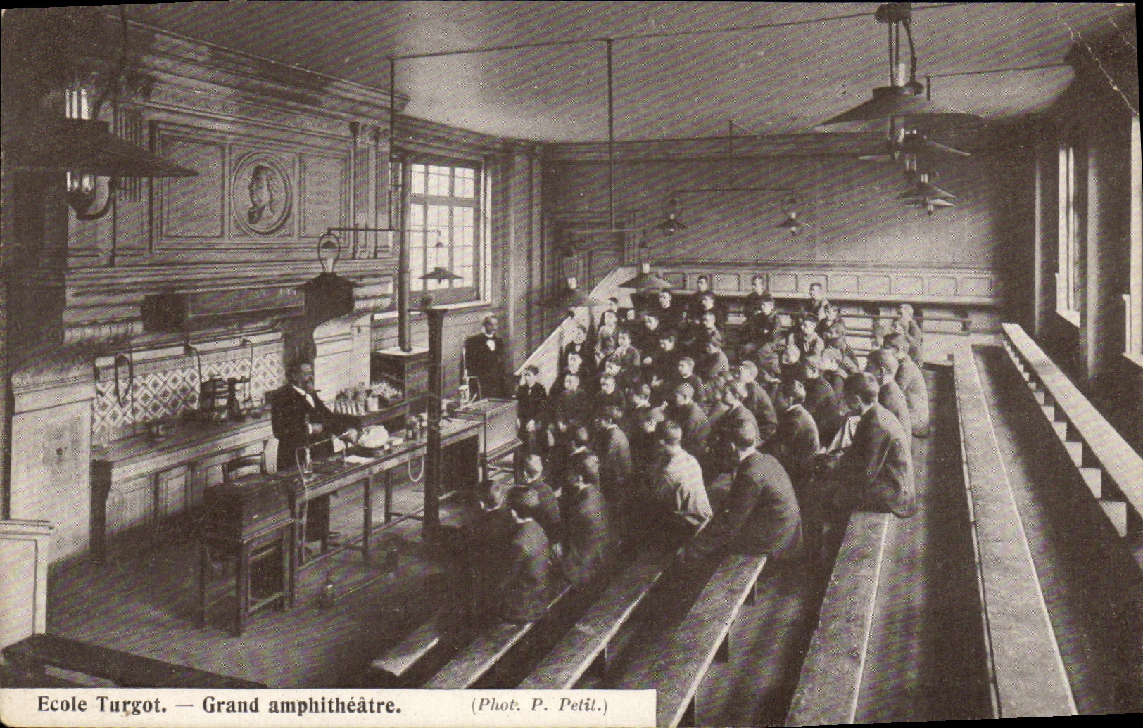 CPA Paris Ecole Turgot Grand amphitheatre Eleves