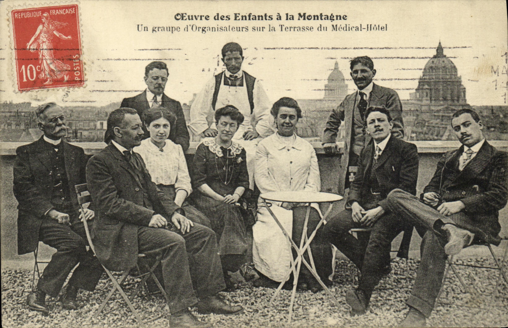 Trabajos de París de la POSTAL de la VENDIMIA de los niños montana al grupo de organisteurs en la terraza de la TAPA médica del hotel