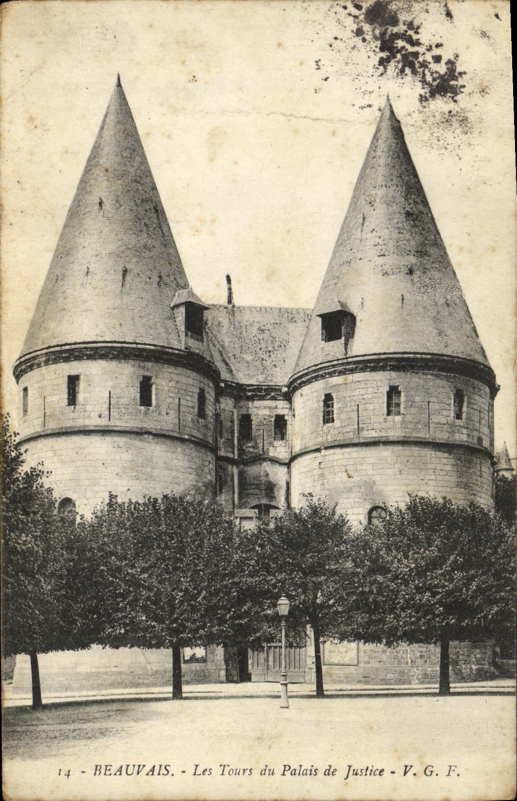 CPA Beauvais Les tours du palais de justice
