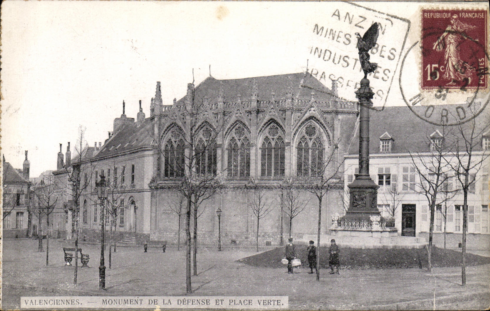 CPA Valenciennes Monument de la Defense et place VErte
