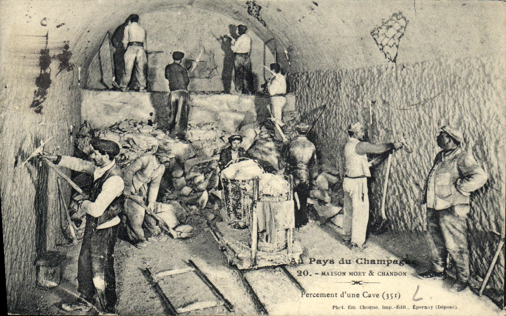 CPA Au pays du Champagne Le travail du vin Percement d'une cave TOP