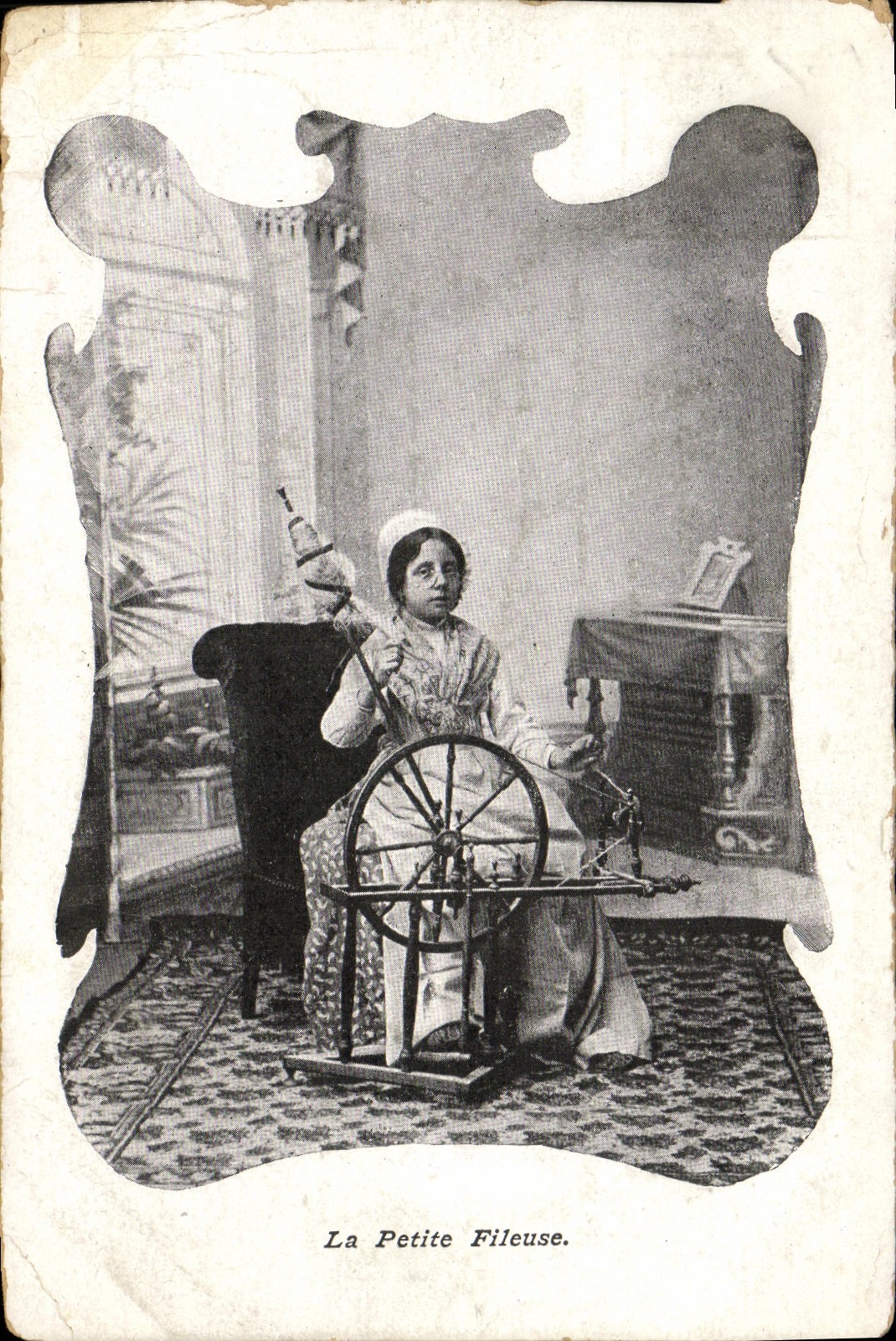CPA La petite fileuse Folklore 