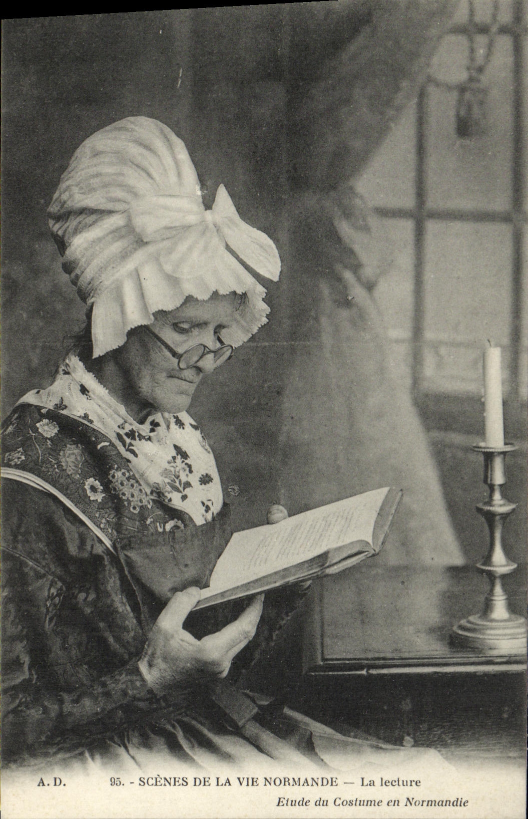 CPA Scenes de la vie normande La lecture Folklore 