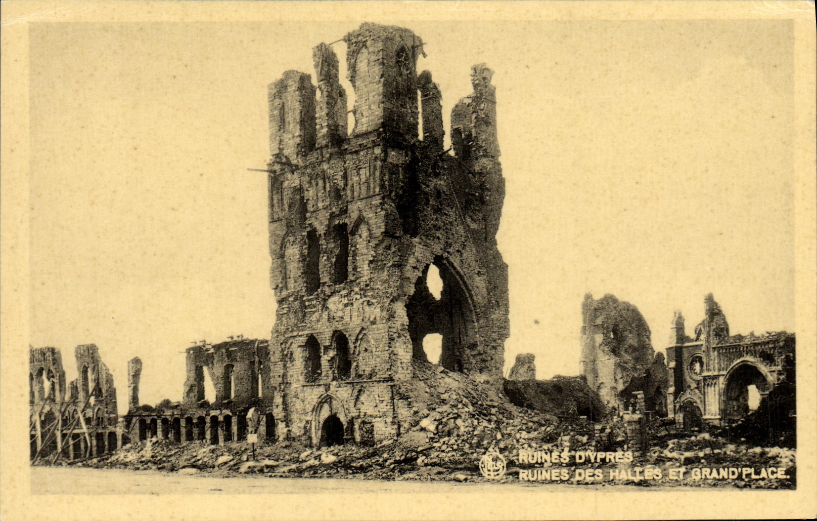 CPA Ruines D'ypres Ruines des Halles et Grand Place Militaria