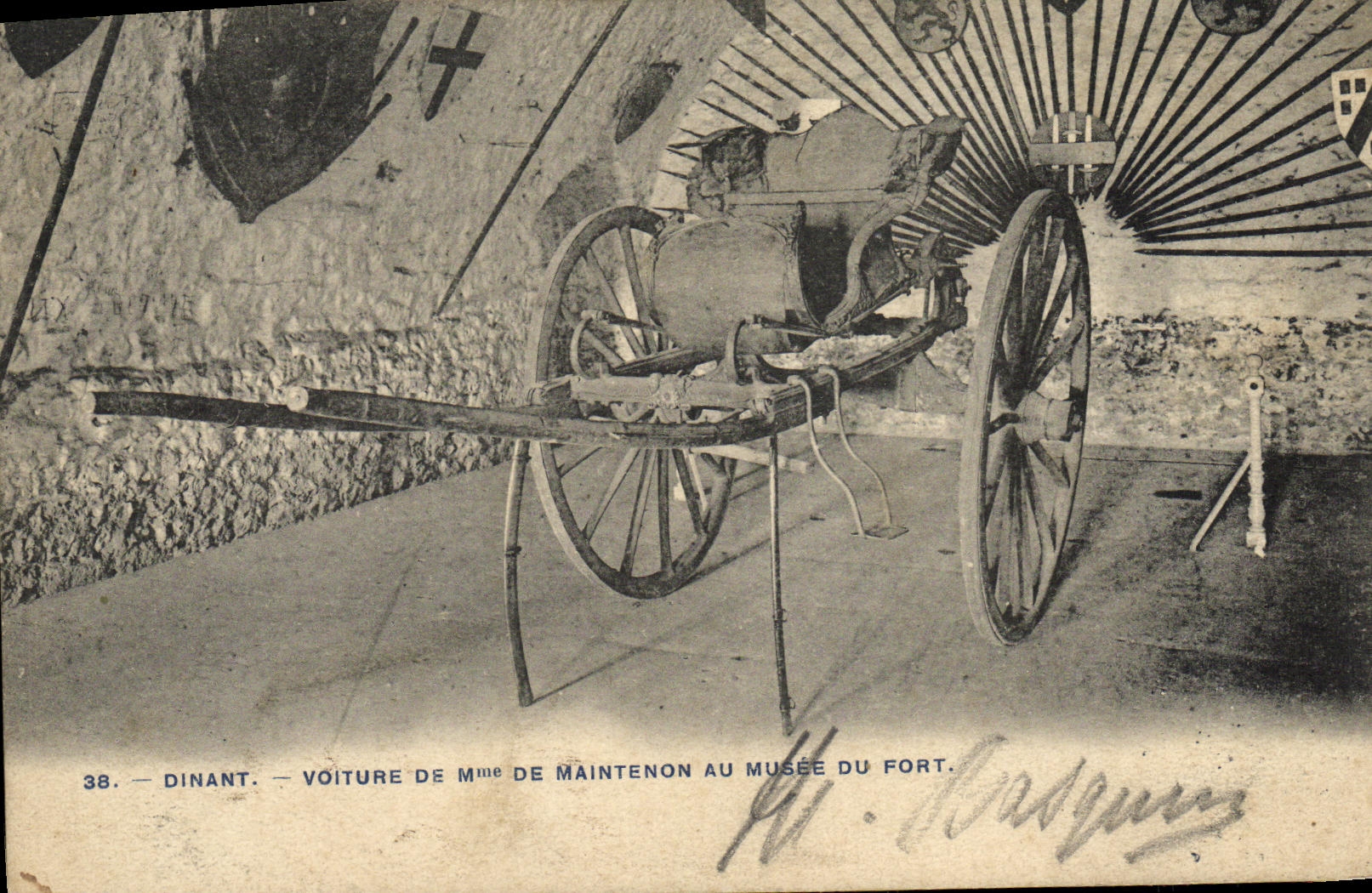 CPA Dinant Voiture de Mme de Maintenon au musee du port