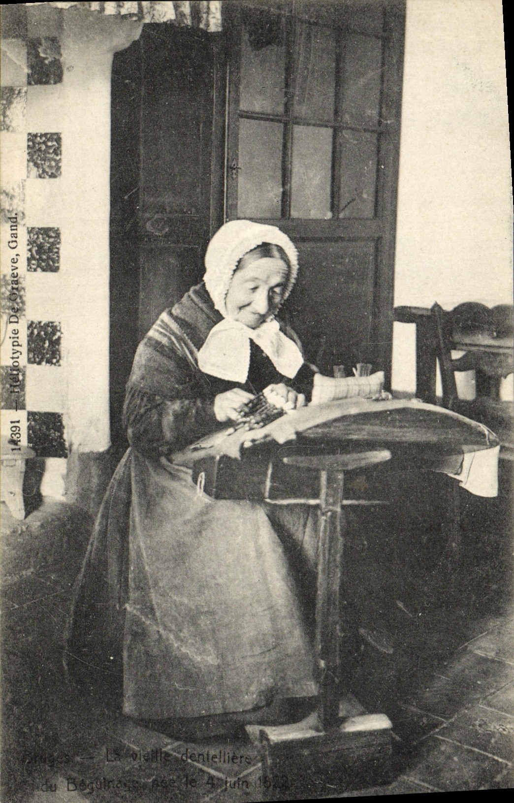 CPA Bruges La vieille dentelliere Folklore Costume 