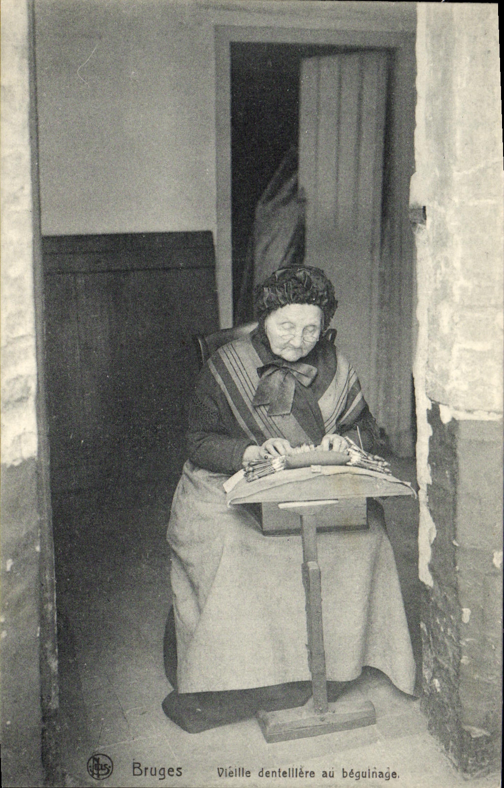 CPA Bruges Vieille dentelliere en beguinage Folklore Costume 