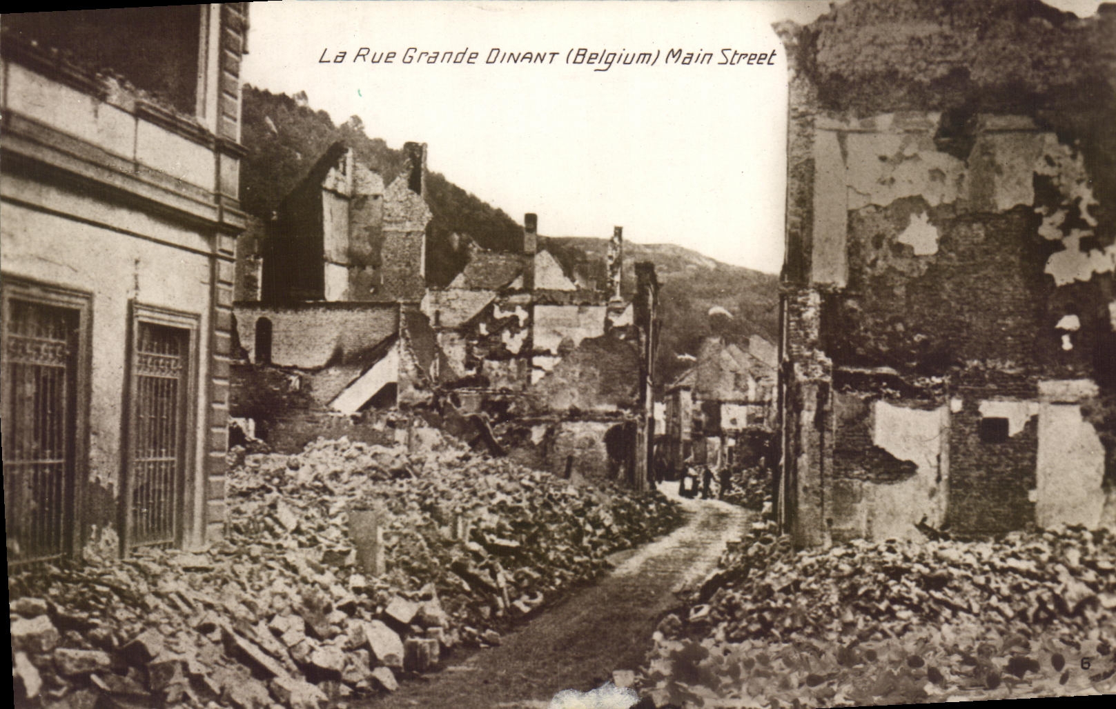 VINTAGE POSTCARD Dining the Large street Militaria