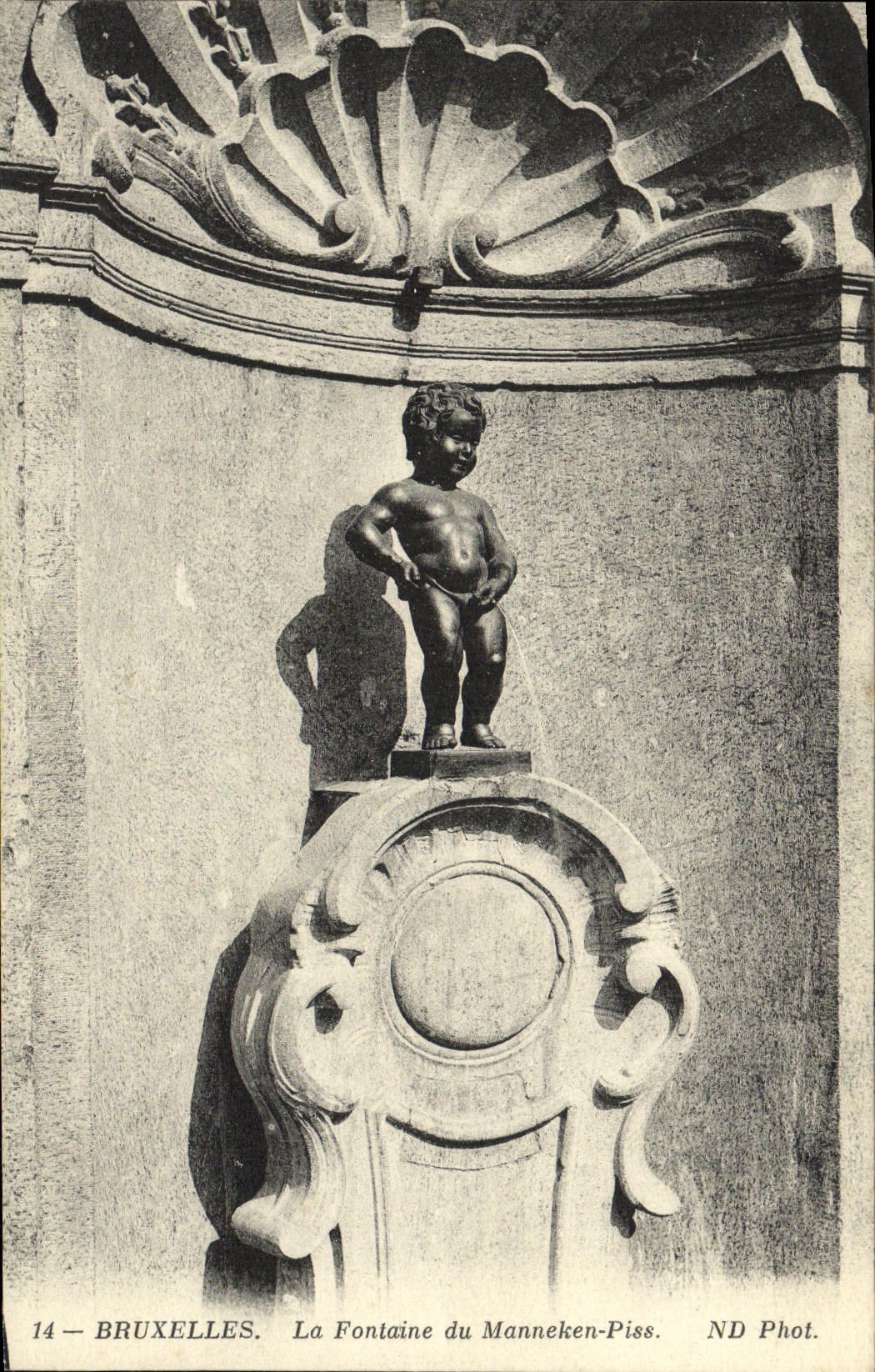 Fuente peor de Bruselas Manneken de la POSTAL de la VENDIMIA