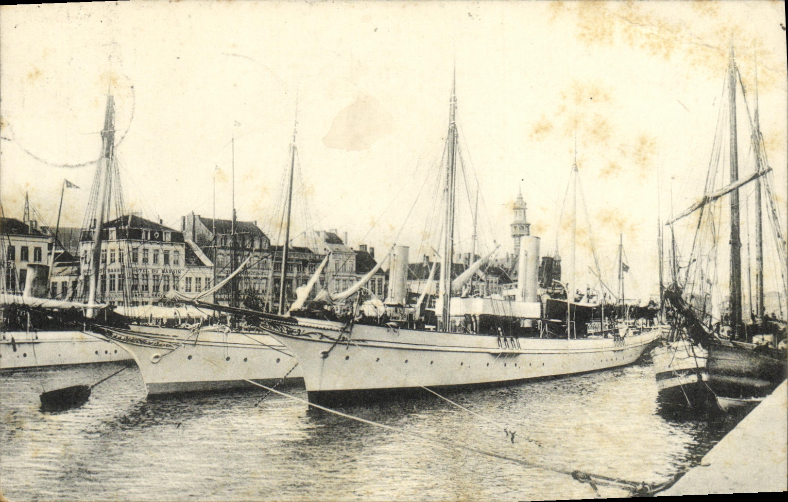 VINTAGE POSTCARD Ostend the basins exterierurs Boats