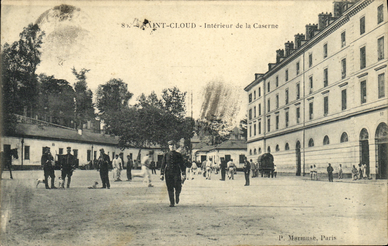 CPA Saint Cloud Interieur de la Caserne Militaria